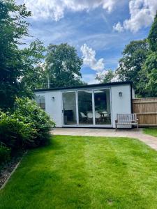 ein kleines Haus mit einer Bank im Hof in der Unterkunft The Old Gatehouse in Legbourne