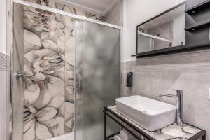 ナポリにあるGravina8 - Rooms in Naplesのシャワーと洗面台付きのバスルーム