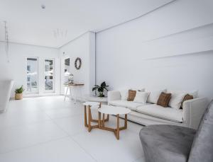 Гостиная зона в Kantouni Beach Boutique Hotel