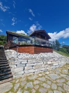 GaustablikkHytte Gaustablikk的山上有一堵石墙的房子