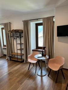 a living room with a table and two chairs at La Briga in Piaggia