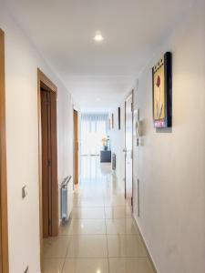 een hal met witte muren en een witte tegelvloer bij Apartamento Marina Roses 2 in Roses