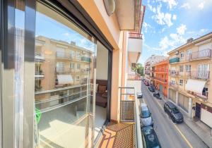 een balkon met uitzicht op een stadsstraat bij Apartamento Marina Roses 2 in Roses
