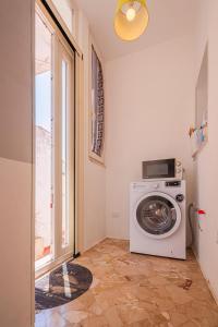 a washing machine in a room with a window at Casa Bottazzi in Diso