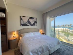 Кровать или кровати в номере Marassi, Luxury Suite in Address Beach resort, service apartment +17 фотографий