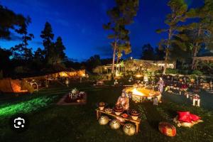 un giardino notturno con tavolo e luci di Villa mazagan golf and beach resort a Azemmour