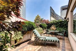 a patio with chairs and a table in a courtyard at Hotel Auriga in Milan