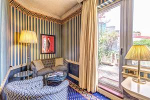 A seating area at Hotel Auriga