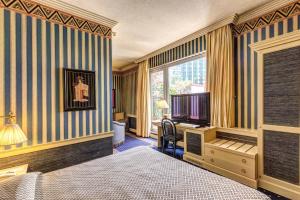 A bed or beds in a room at Hotel Auriga