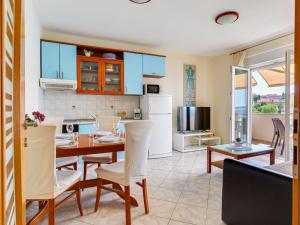 Kuchyňa alebo kuchynka v ubytovaní Apartment Daria 2 by Interhome