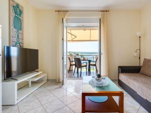 Televízia a/alebo spoločenská miestnosť v ubytovaní Apartment Daria 2 by Interhome + 37 fotografií