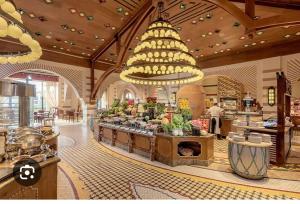un ristorante con buffet al centro di un edificio di Villa mazagan golf and beach resort a Azemmour