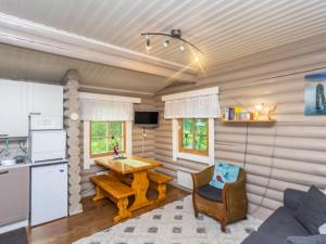 uma cozinha e sala de estar com uma mesa e um sofá em Holiday Home Tarvastupa by Interhome em Kemijärvi