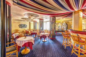 A restaurant or other place to eat at Hotel Auriga Még 37 kép