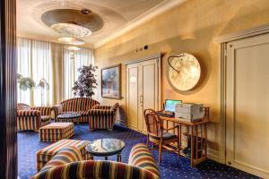 A seating area at Hotel Auriga