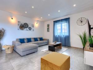 Posezení v ubytování Holiday Home Villa Veli vrt by Interhome