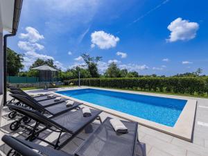 Bazén v ubytování Holiday Home Villa Veli vrt by Interhome nebo v jeho okolí