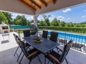 Bazén v ubytování Holiday Home Villa Veli vrt by Interhome nebo v jeho okolí