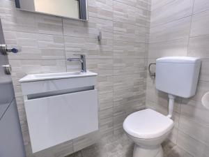 Koupelna v ubytování Holiday Home Villa Veli vrt by Interhome