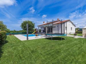 Bazén v ubytování Holiday Home Villa Veli vrt by Interhome nebo v jeho okolí