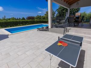 Bazén v ubytování Holiday Home Villa Veli vrt by Interhome nebo v jeho okolí