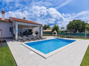 Bazén v ubytování Holiday Home Villa Veli vrt by Interhome nebo v jeho okolí