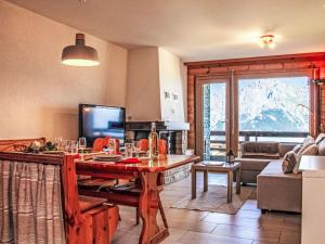 TV a/nebo společenská místnost v ubytování Apartment Hauts de Nendaz A F3 by Interhome