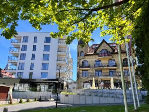 a building in the middle of two buildings at Trofana Wellness & SPA in Międzyzdroje