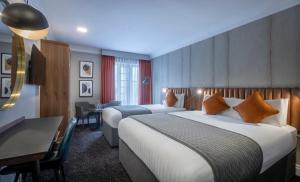 Postel nebo postele na pokoji v ubytování Talbot Hotel Stillorgan