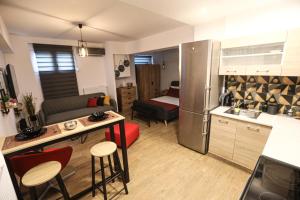 Una cocina y una sala de estar con un sofá y una mesa. en NEW COZY home ATHENS heart KYPSELI !, en Atenas