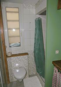 Ένα μπάνιο στο Bergère Opéra Trévise - 2 connecting rooms with private bathroom and 1 study room - 35 m2