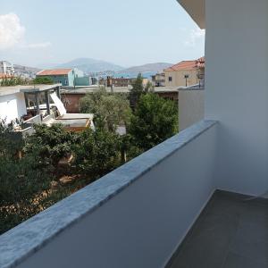 una vista desde el balcón de una casa en Alket Rooms for rent, en Sarandë
