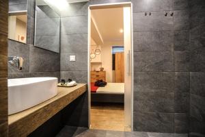Un baño con bañera y lavabo y un dormitorio. en NEW COZY home ATHENS heart KYPSELI !, en Atenas