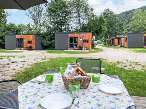 リーデンブルクにあるHoliday Home Tiny Haus Ute by Interhomeの建物のあるキャンプ場の前のピクニックテーブル