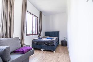 Posezení v ubytování Comfy Rooms in Shared villa with Terrace and Garden