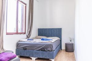 Rúm í herbergi á Comfy Rooms in Shared villa with Terrace and Garden