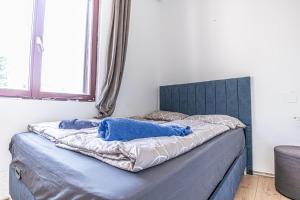 Rúm í herbergi á Comfy Rooms in Shared villa with Terrace and Garden
