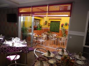 Reštaurácia alebo iné gastronomické zariadenie v ubytovaní Hostal Calderón de la Barca