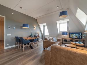 Μια τηλεόραση ή/και κέντρο ψυχαγωγίας στο Apartment Ganuenta-1 by Interhome