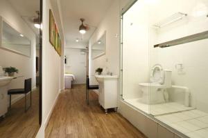 Uma casa de banho em Apple lnn Causeway Bay