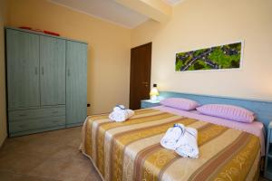 a bedroom with a bed with towels on it at Casa Fiore in Torre Marino
