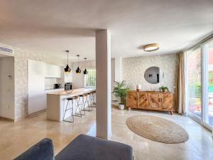a kitchen and living room with a counter and a table at Hanami Casa Principe Felipe in Estepona
