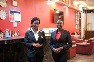 Členové personálu v ubytování Eureka Place Hotel Kampala