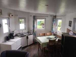 a kitchen and dining room with a table and chairs at Campingplatz Blauer See in Lünne