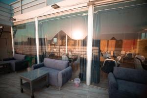 A seating area at Horus Guest House Pyramids View