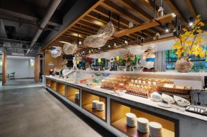 阆中美豪丽致酒店（阆中古城店）的展示了大量食物的面包店