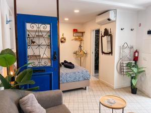 ein Schlafzimmer mit einer blauen Tür und einem Bett darin in der Unterkunft Old Fisherman's Corner 18 - Centro Old Town Albufeira in Albufeira + 29 Fotos