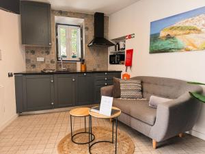 ein Wohnzimmer mit Sofa und Tisch in der Unterkunft Old Fisherman's Corner 18 - Centro Old Town Albufeira in Albufeira