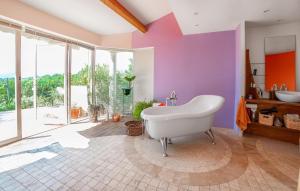 Χώρος καθιστικού στο Beautiful Home In Besse-Sur-Issole