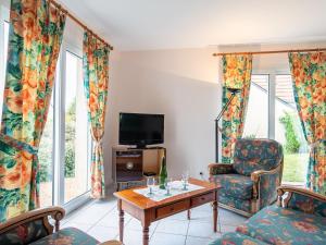 sala de estar con TV, silla y mesa en Holiday Home Palacret by Interhome, en Trégastel-Plage